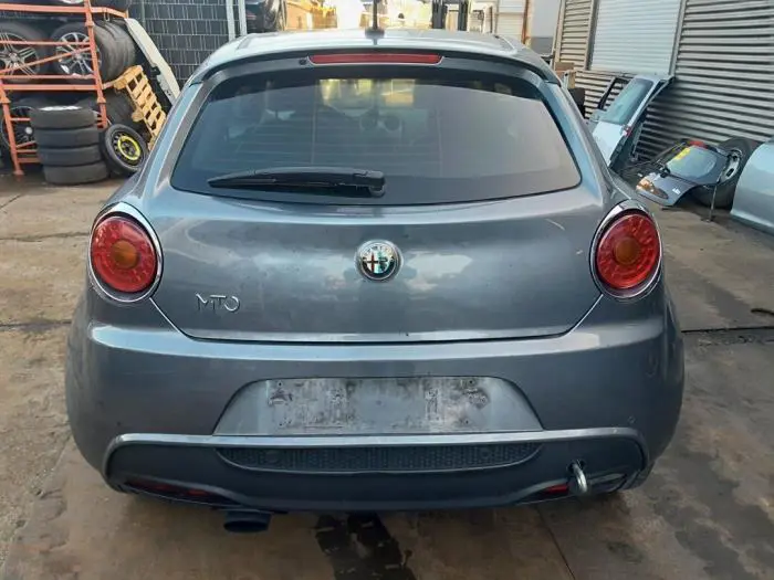 Ruitenwissermotor achter Alfa Romeo Mito