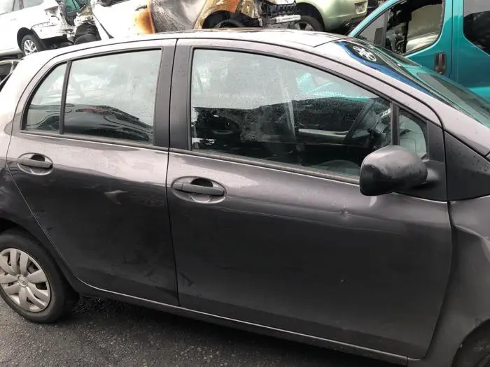 Door window 4-door, front right Toyota Yaris