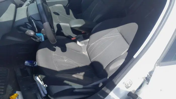 Seat, left Peugeot 208