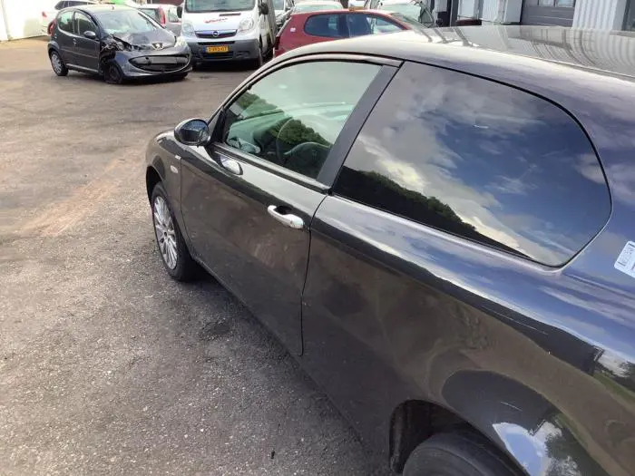 Door 2-door, left Alfa Romeo 147