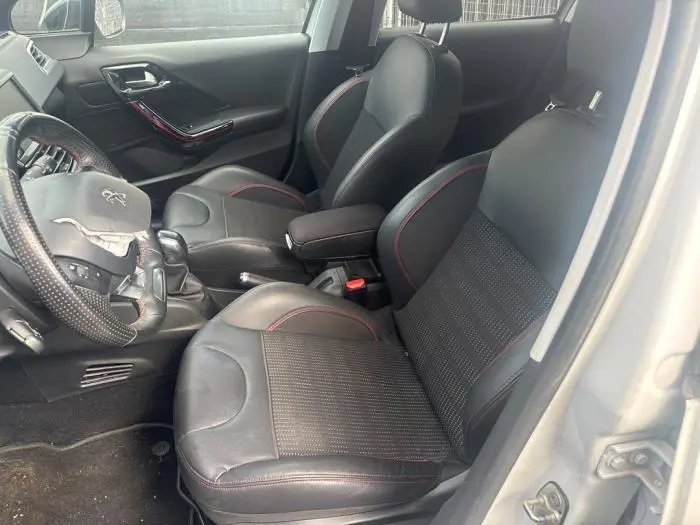 Seat, left Peugeot 208