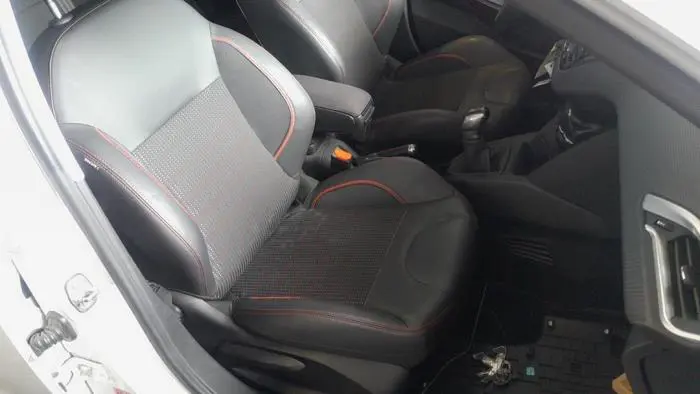 Seat, right Peugeot 208