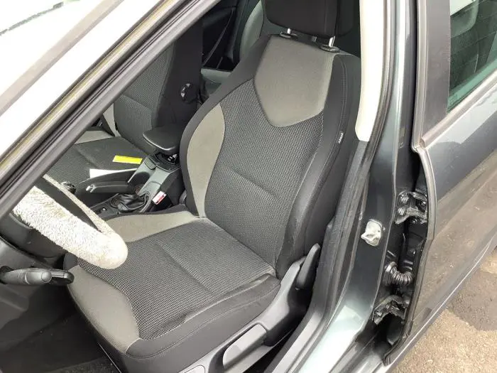 Seat, left Peugeot 308