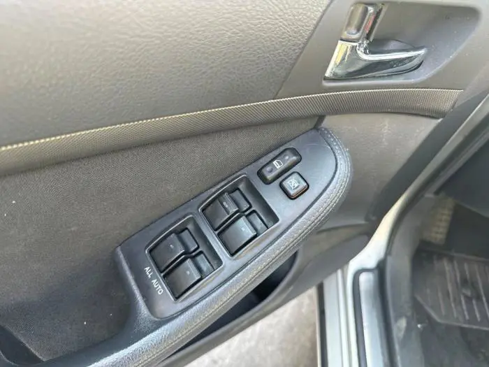 Electric window switch Toyota Avensis