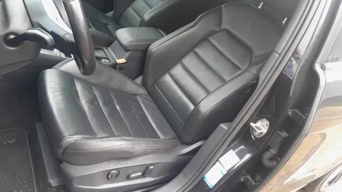 Seat, left Volkswagen Golf