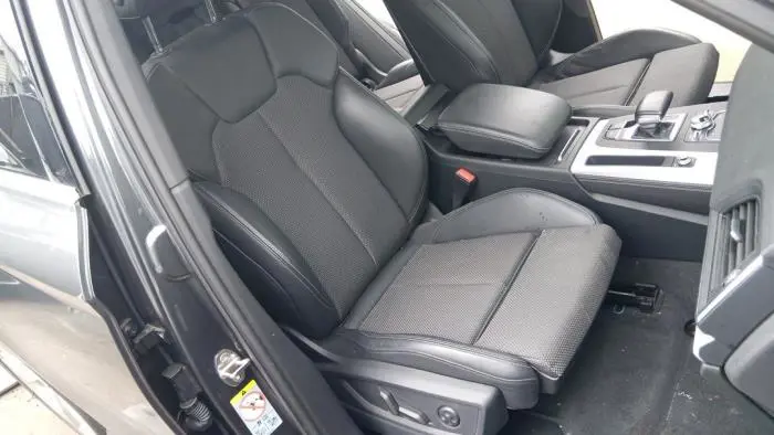 Seat, right Audi Q5