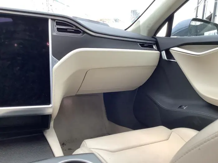 Glovebox Tesla Model S