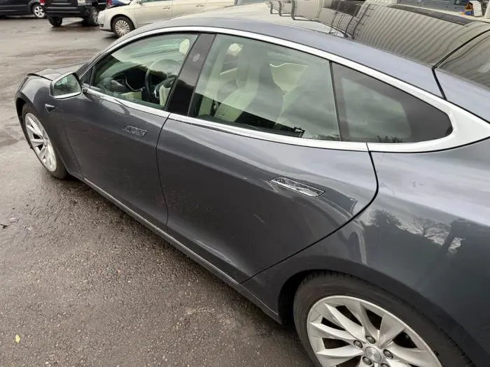 Door 4-door, front left Tesla Model S